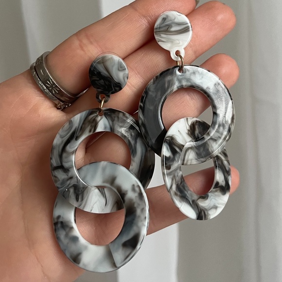 Resin Tortoiseshell Hoop Earrings - Picture 2 of 3